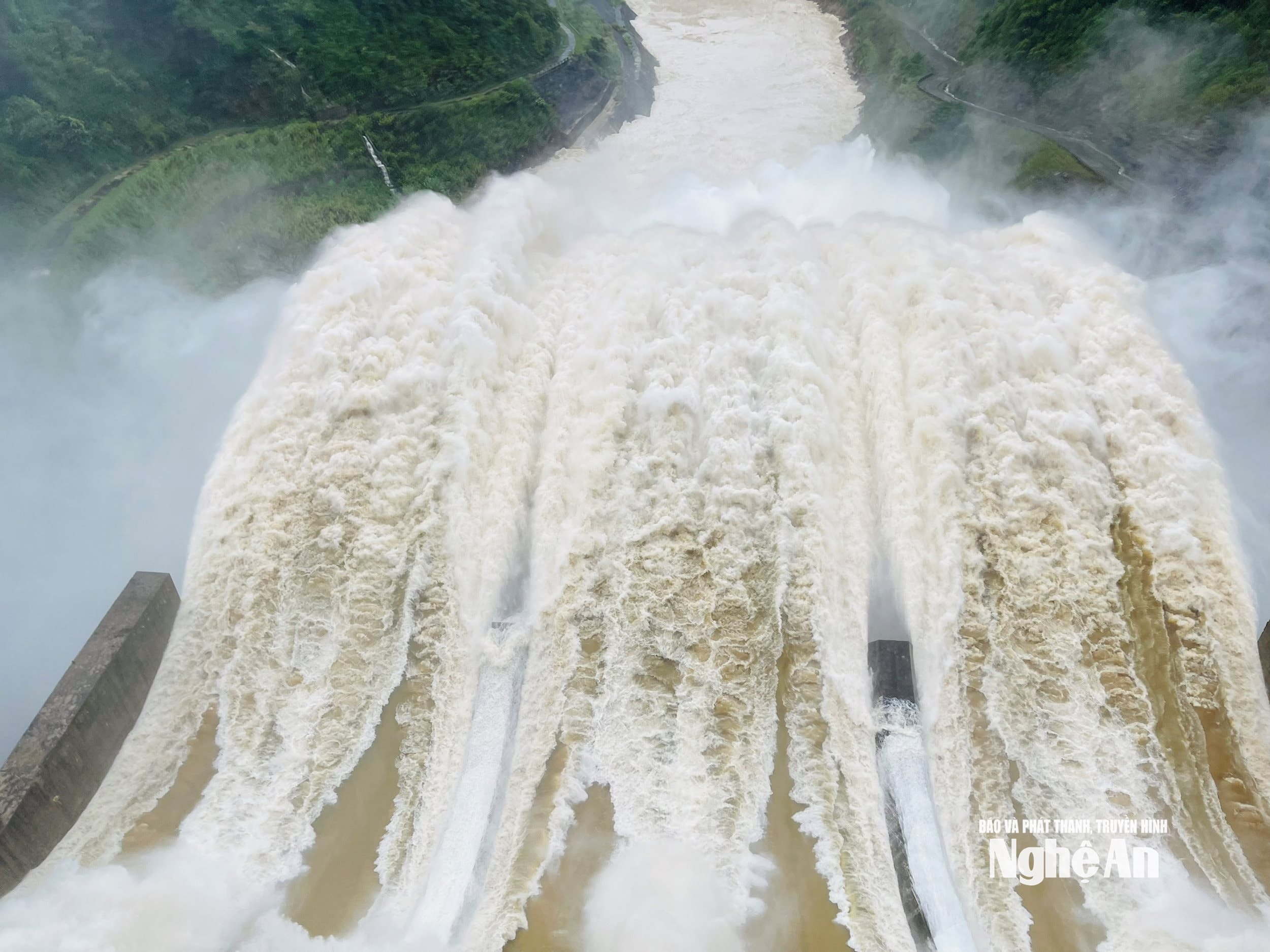 Thủy điện Bản Vẽ tiến hành xả điều tiết nước. Ảnh Quang An