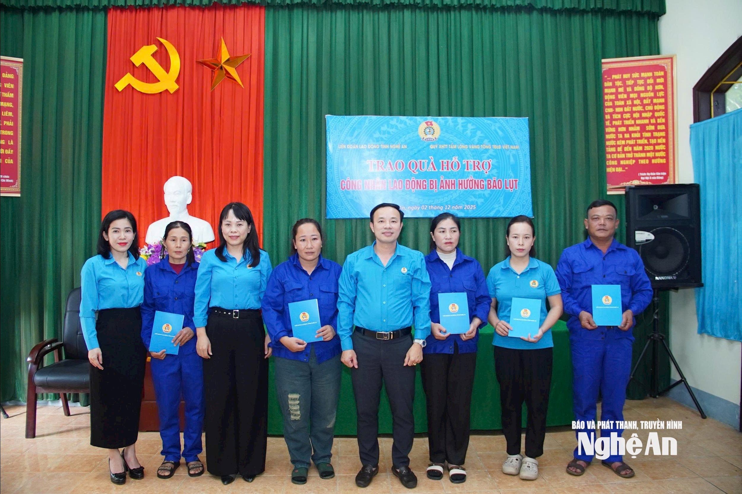 trao quà cho đoàn viên bão lũ Ảnh Diệp Thanh00007