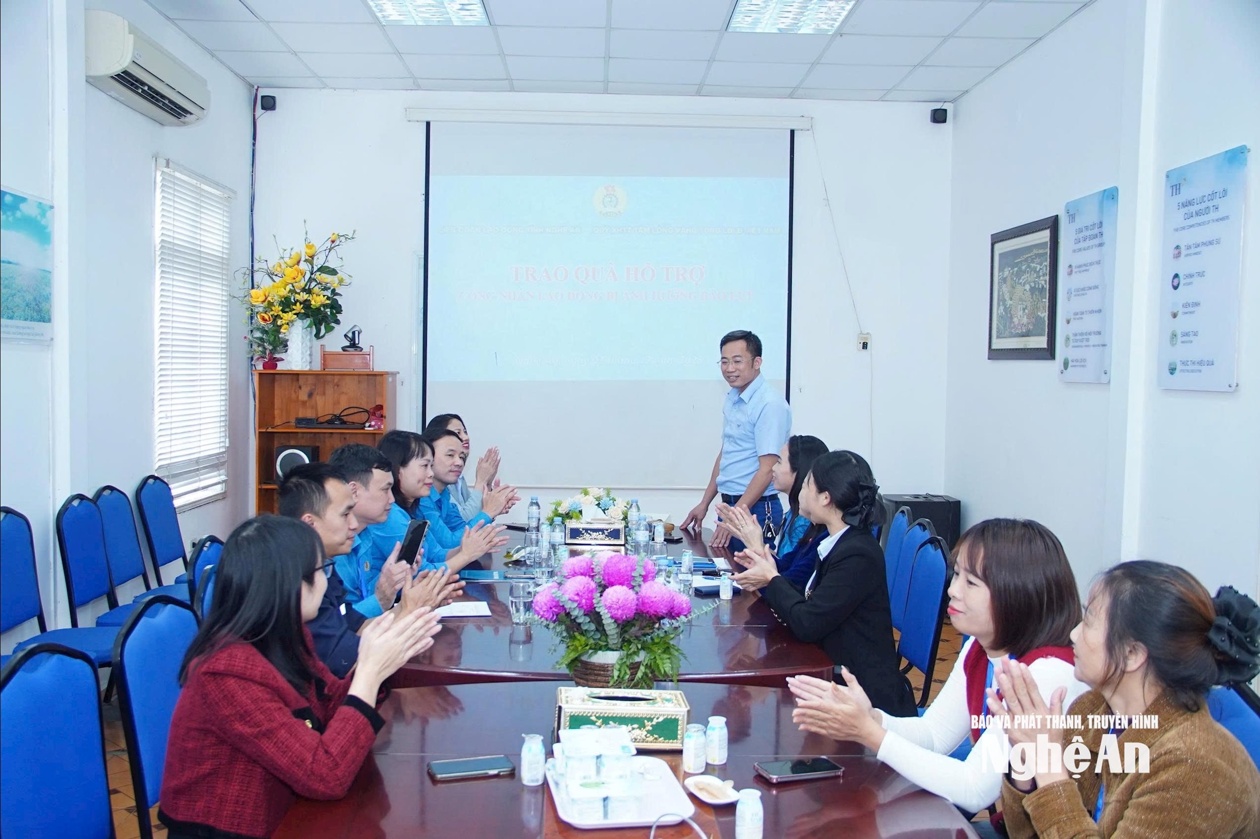 trao quà cho đoàn viên bão lũ Ảnh Diệp Thanh00009