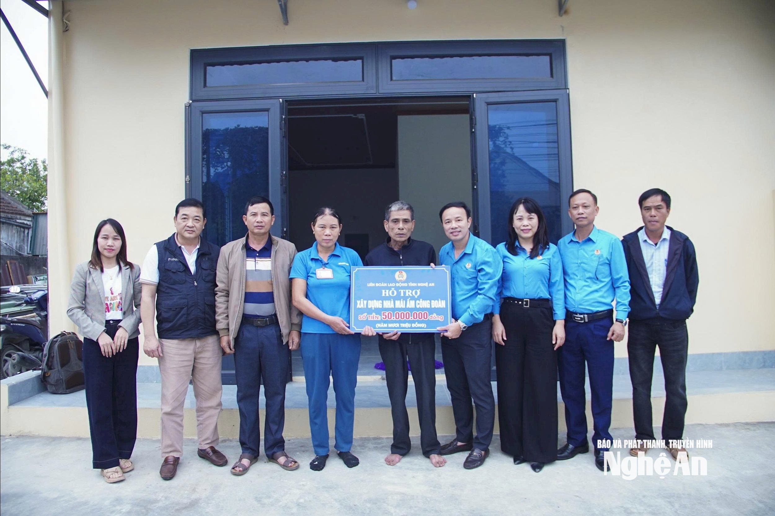 trao quà cho đoàn viên bão lũ Ảnh Diệp Thanh00019