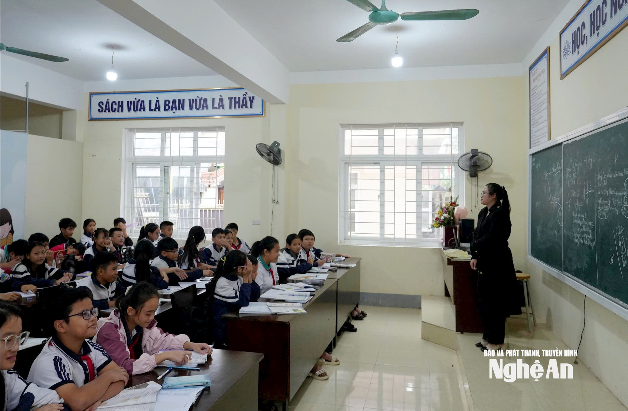 Trước đó, do thiếu phòng học, học sinh