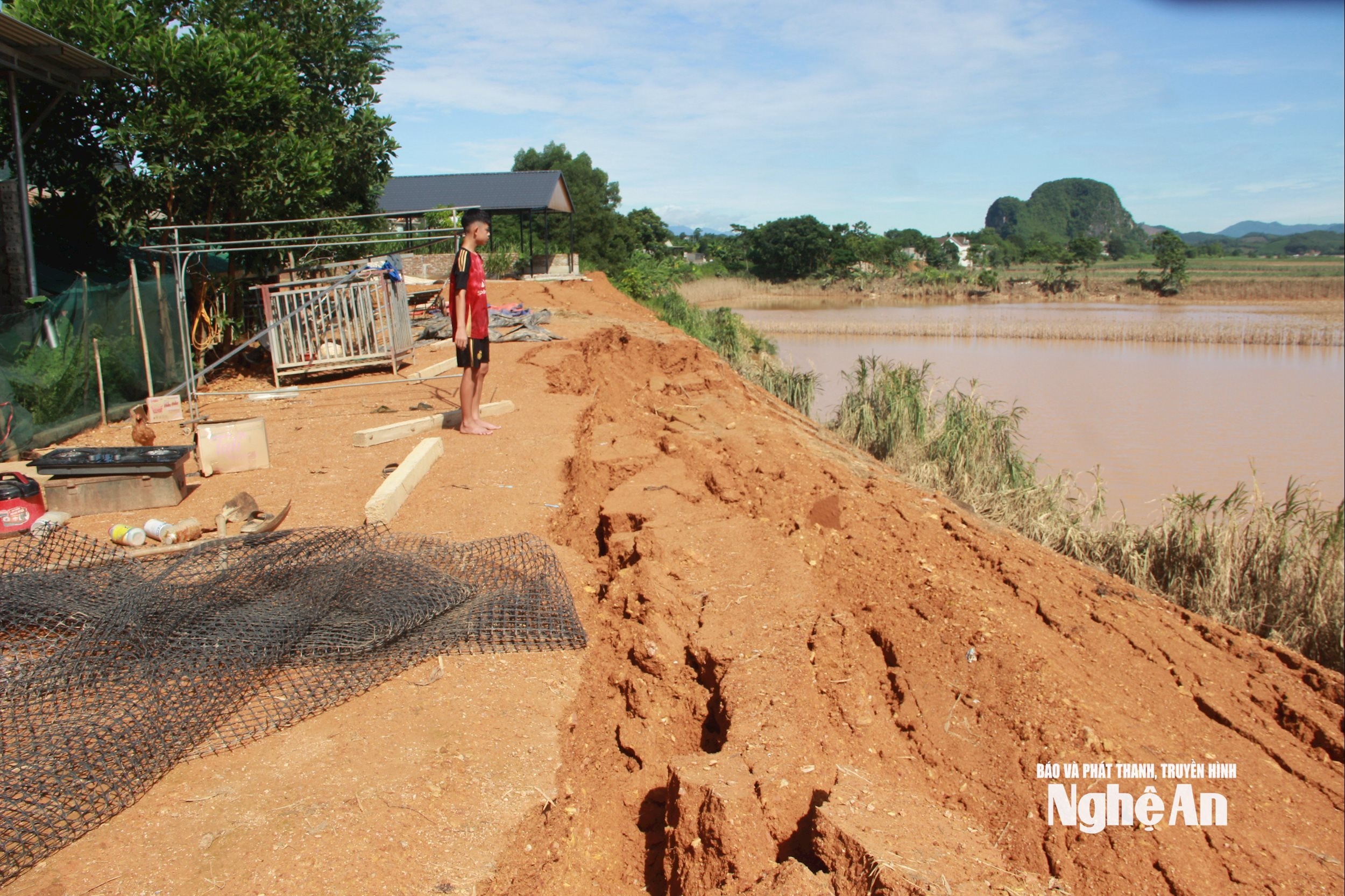 Ven sông Lam sạt lở mạnh sau cơn bão số 3 năm 2025. Ảnh Quang An