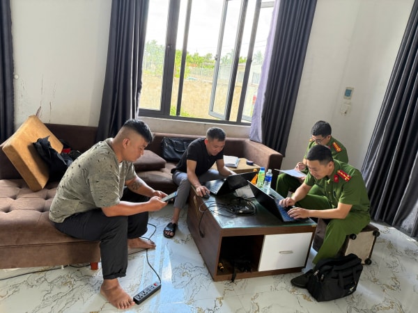 Bố xích con trong nhà để đi làm, Công an triệu tập làm việc -0