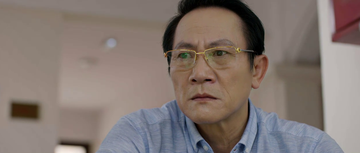 Bà Ánh (NSƯT Kiều Anh) đau buồn vì chú chó cưng qua đời.