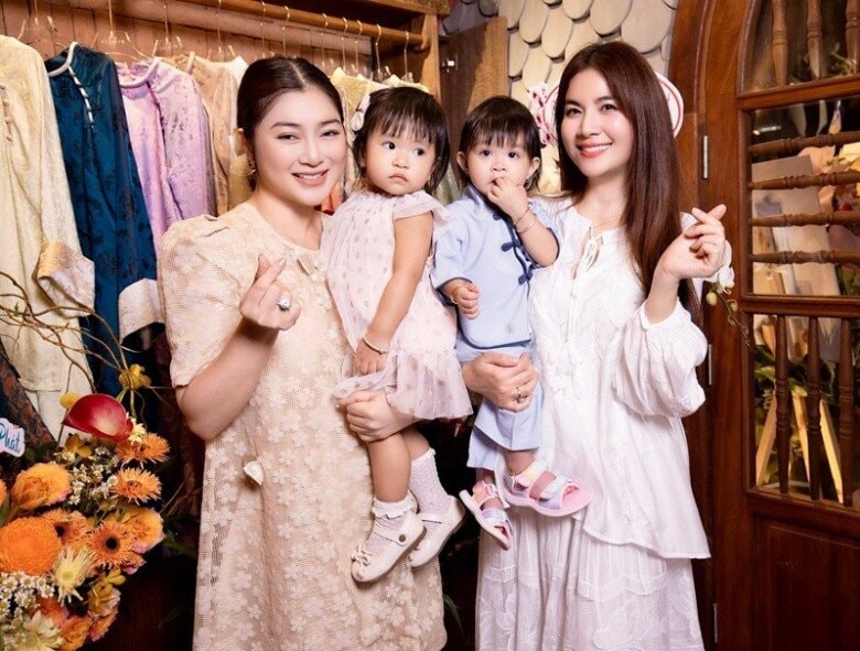 Hai bé gái nhà Kha Ly và Thanh Trúc thân thiết với nhau ngay từ nhỏ.