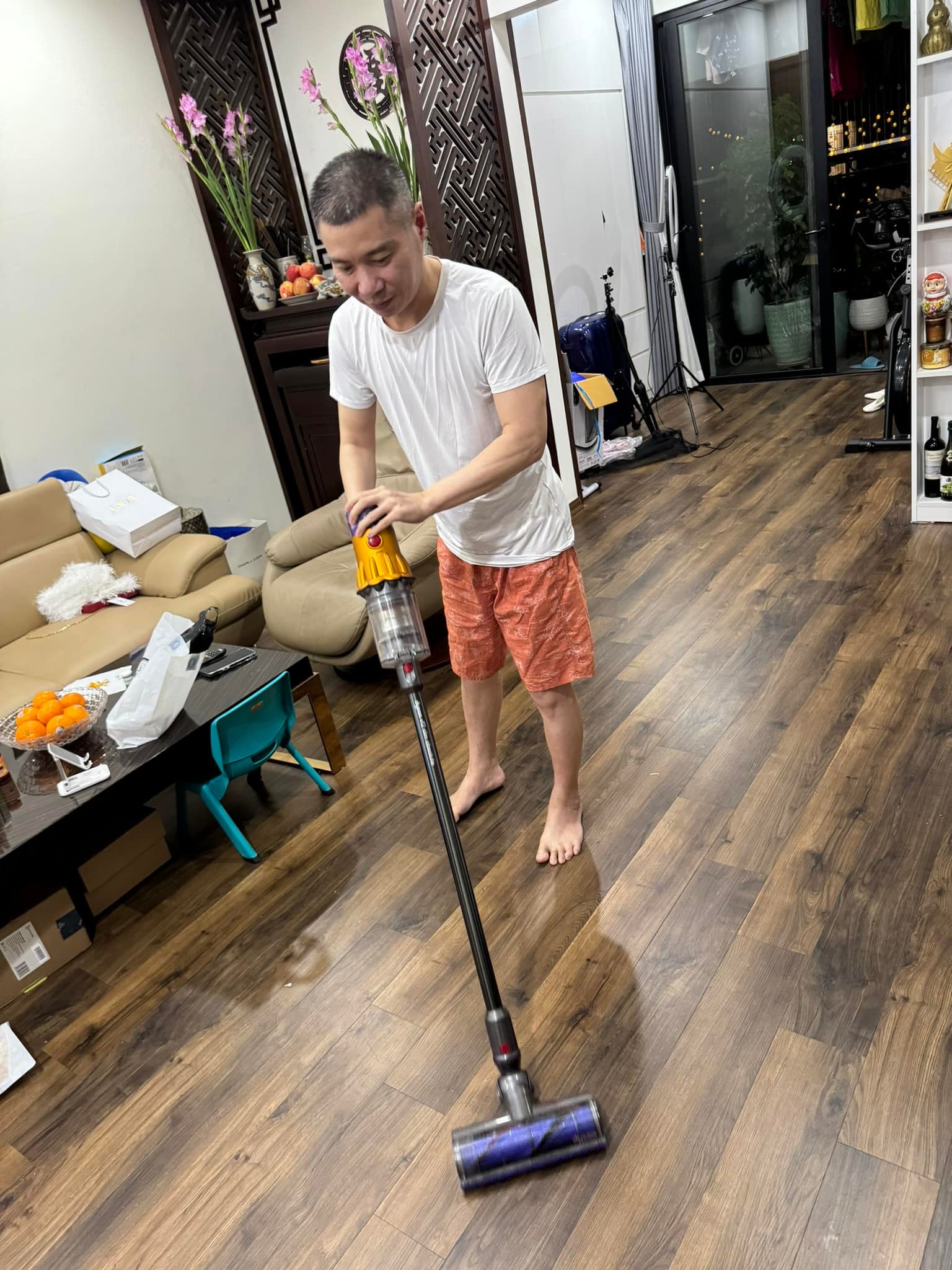 Nam nghệ sĩ chủ động làm những công việc nhẹ nhàng như dọn nhà phụ vợ.