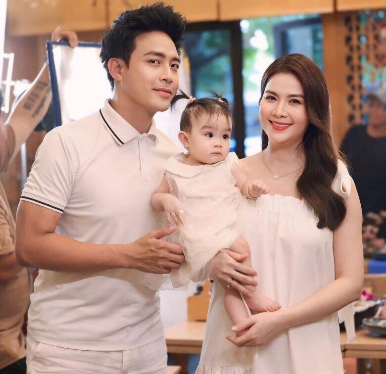 Kha Ly và Thanh Duy hạnh phúc đón con gái đầu lòng sau nhiều năm chờ đợi.