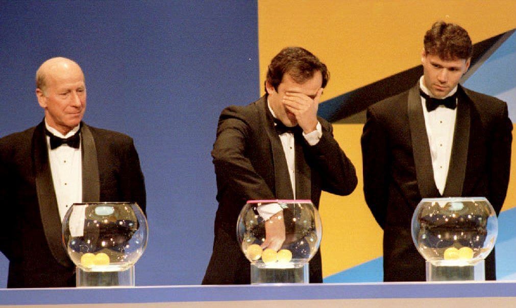 Sir Bobby Charlton, Michel Platini và Marco van Basten tham gia lễ bốc thăm