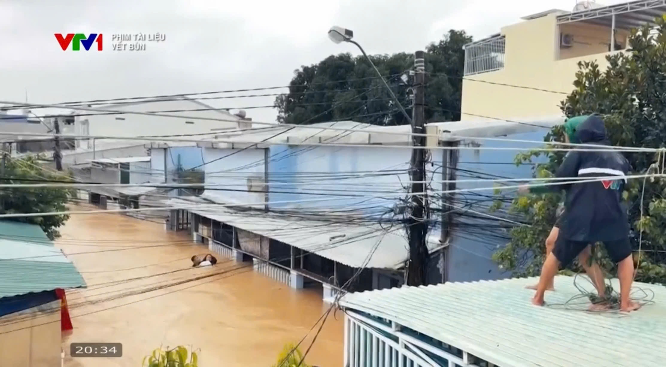 Phim tài liệu “Vệt bùn”: Tình người ấm áp giữa dấu tích cơn lũ dữ- Ảnh 7.