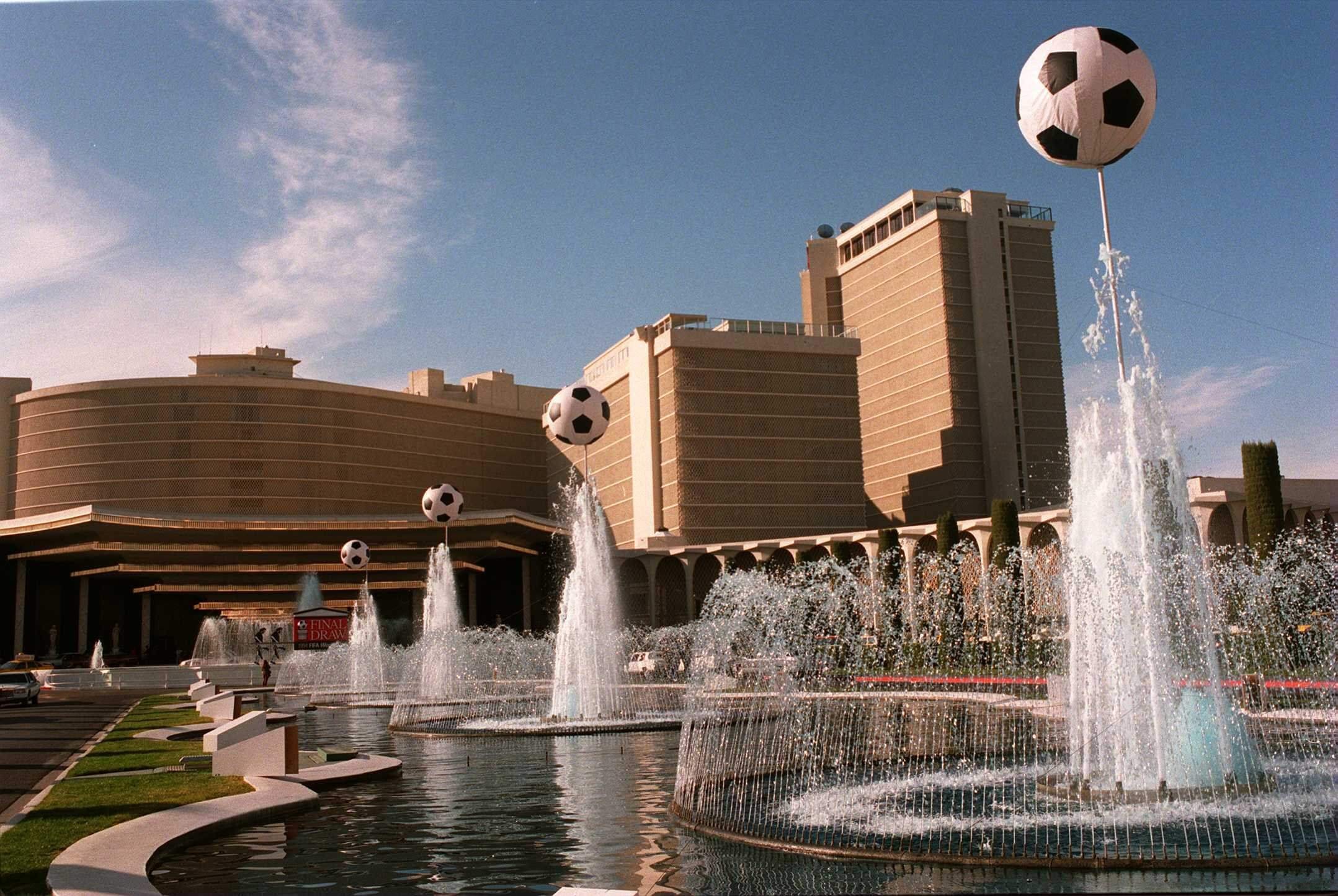 Bên ngoài khách sạn Caesars Palace, nơi tổ chức lễ bốc thăm vòng bảng World Cup 1994