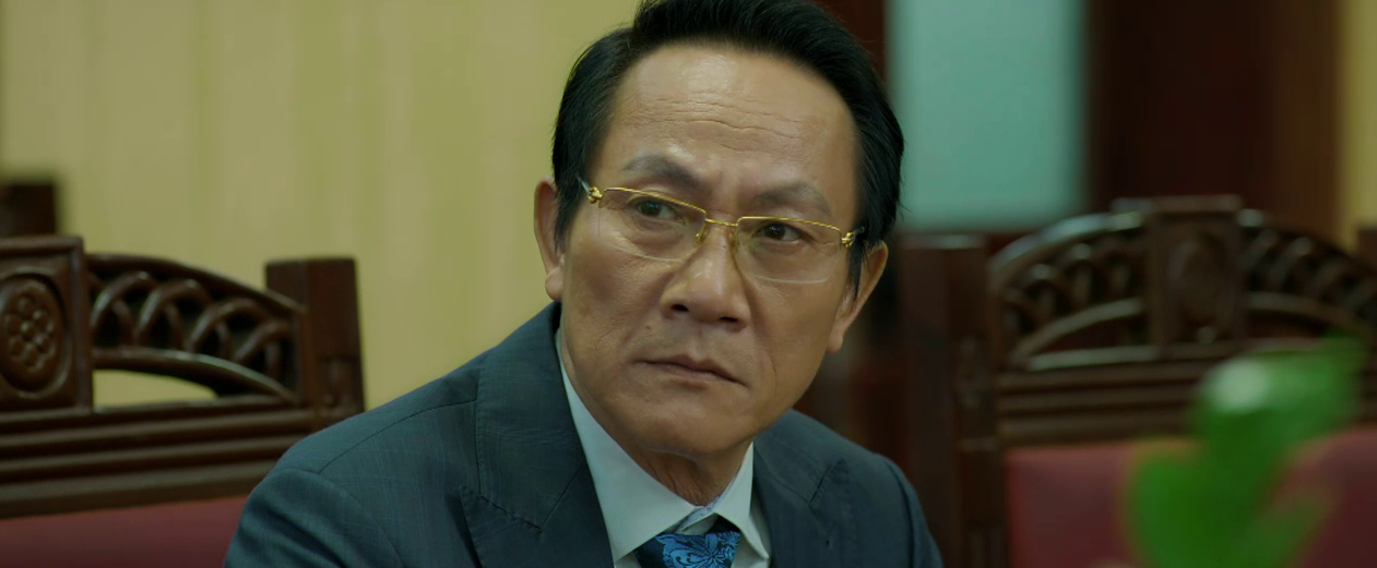 Thái (Mạnh Hưng) tỏ thái độ kẻ cả với ông Phi sau khi được thăng chức.