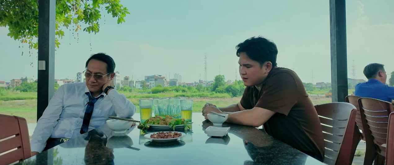 Hai người con phải bỏ dở công việc để về nhà dỗ dành mẹ.