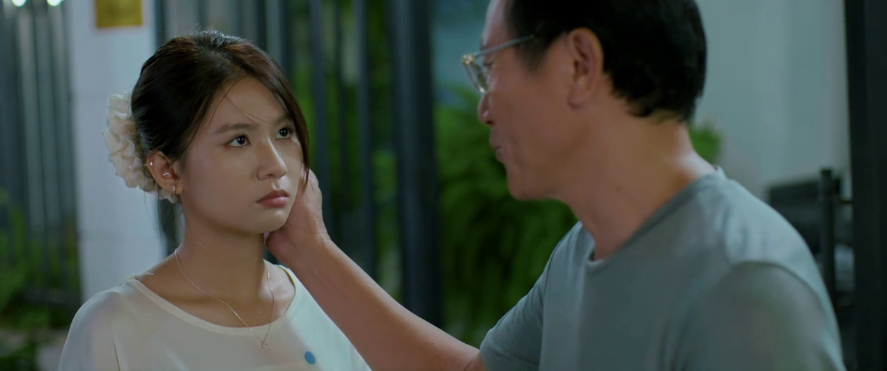 Ông Phi trầm ngâm, cố gắng che giấu tâm trạng tồi tệ trước mặt vợ con.