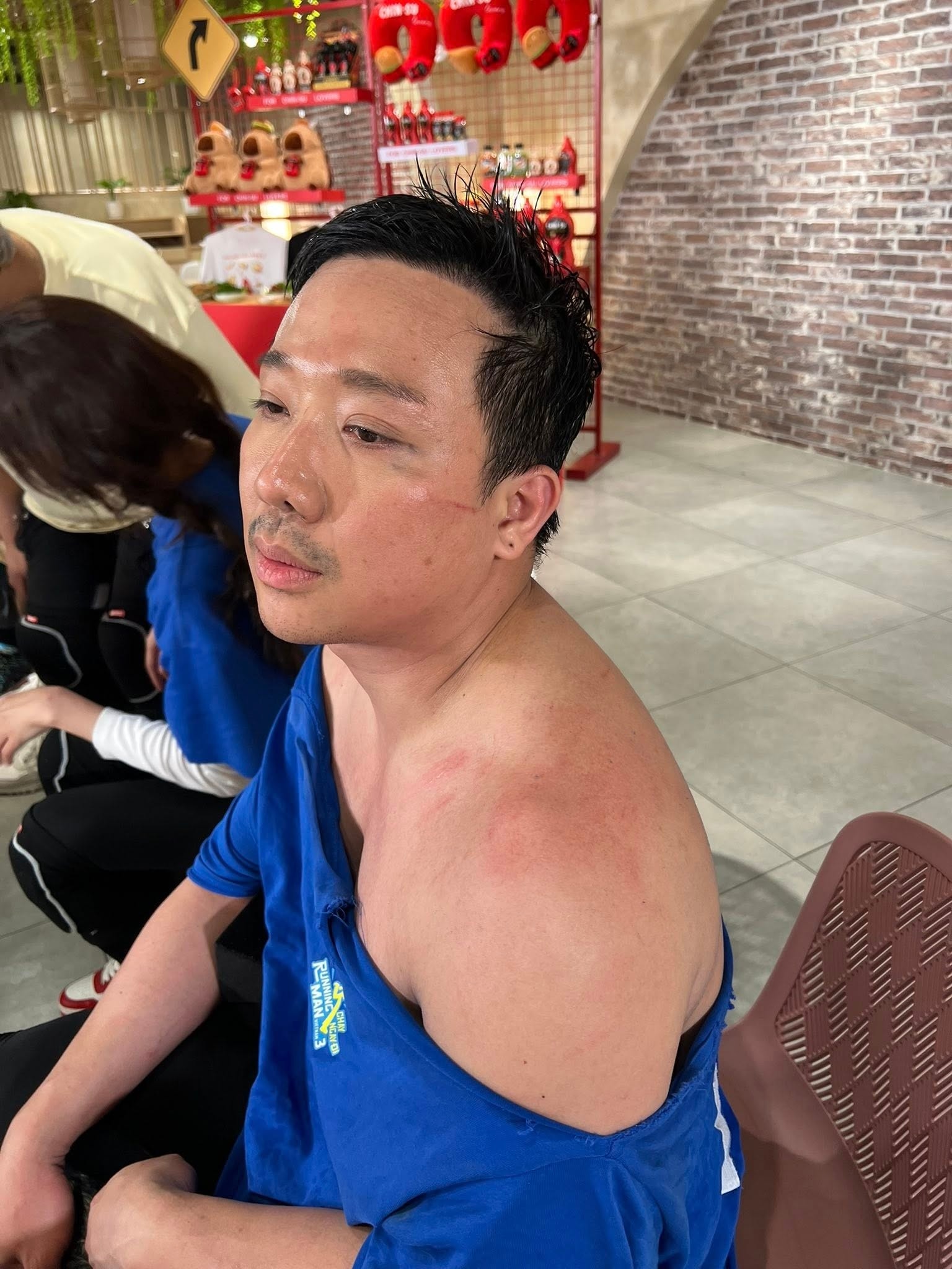 Trấn Thành trong một chương trình truyền hình, luôn thể hiện sự chuyên nghiệp và hết mình.