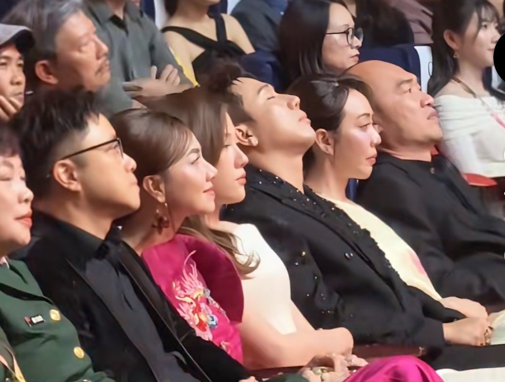 Trấn Thành ngủ gục tại một sự kiện công khai, cho thấy dấu hiệu kiệt sức.