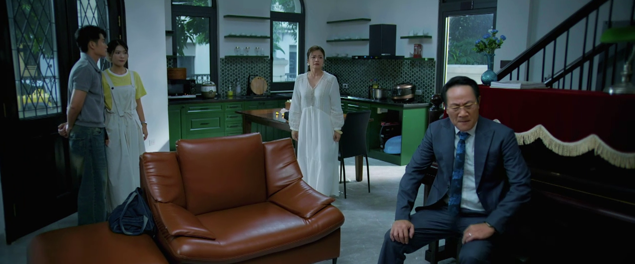 Con gái ông Phi ra sân tâm sự riêng với bố.