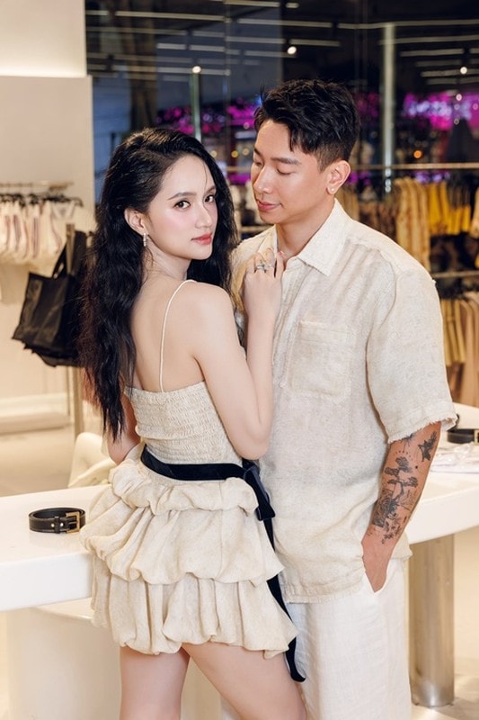 Hương Giang quấn quýt bên 