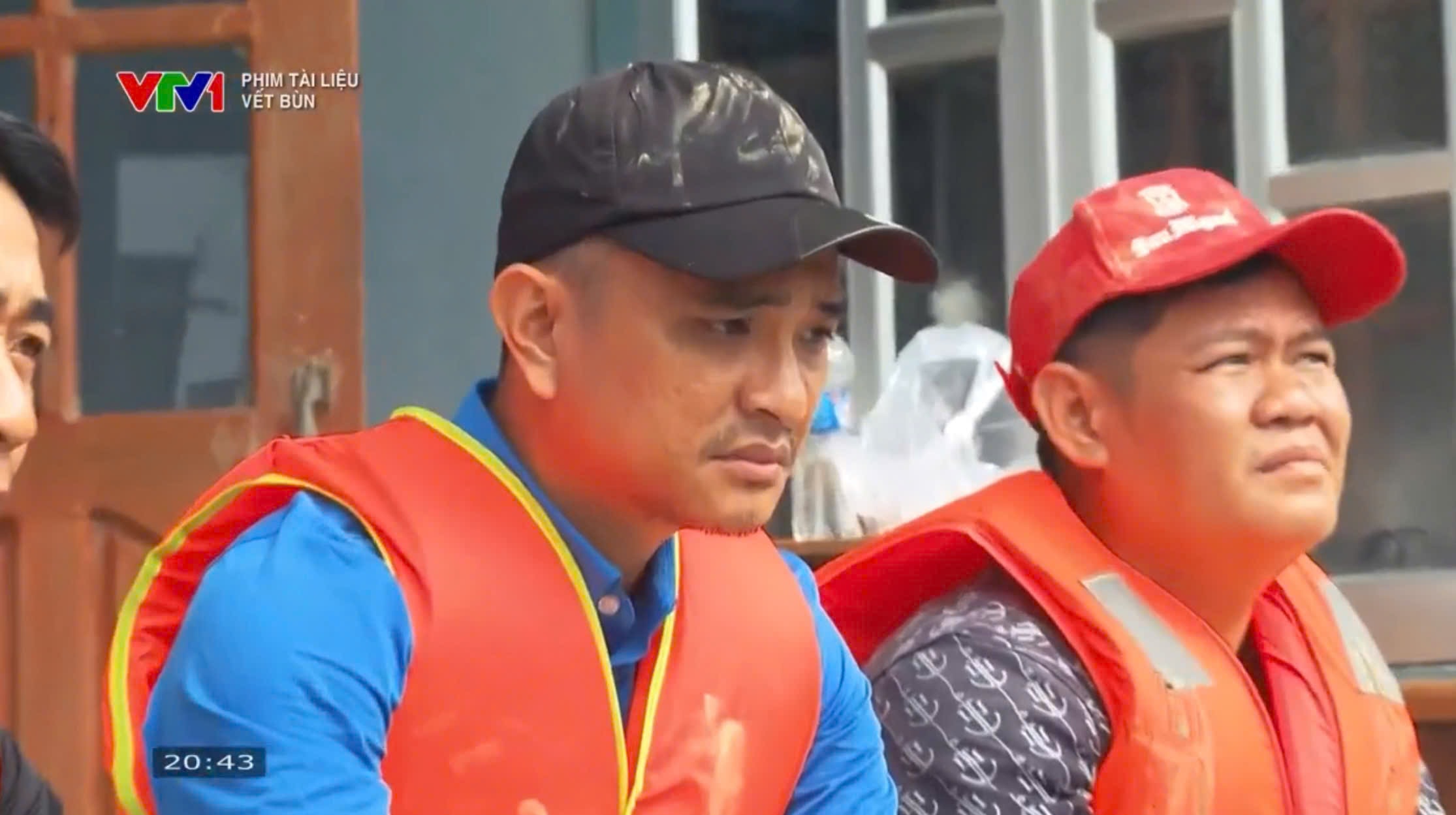 Phim tài liệu “Vệt bùn”: Tình người ấm áp giữa dấu tích cơn lũ dữ- Ảnh 16.