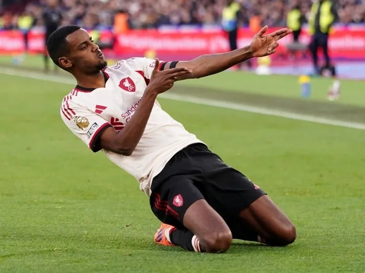 Isak vừa ghi bàn đầu tiên ở Ngoại hạng Anh cho Liverpool.
