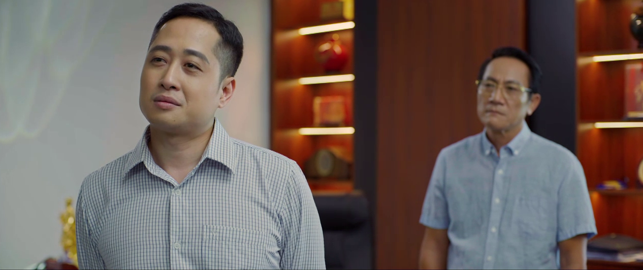 Thái xúc phạm ông Phi khi ông làm đổ thùng tài liệu.