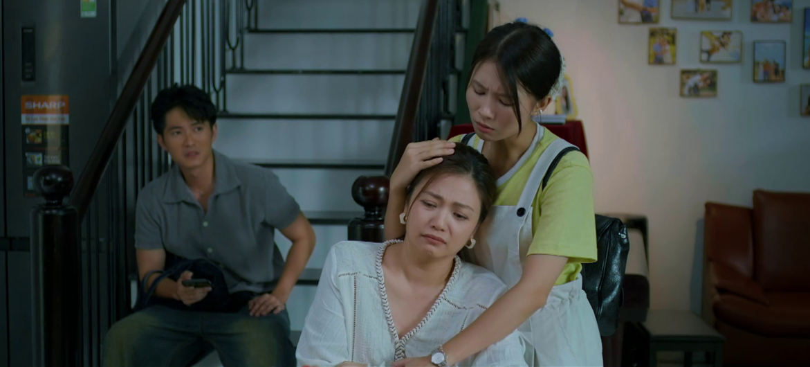 Ông Phi bực tức khi về nhà nhưng vẫn phải dỗ dành vợ.