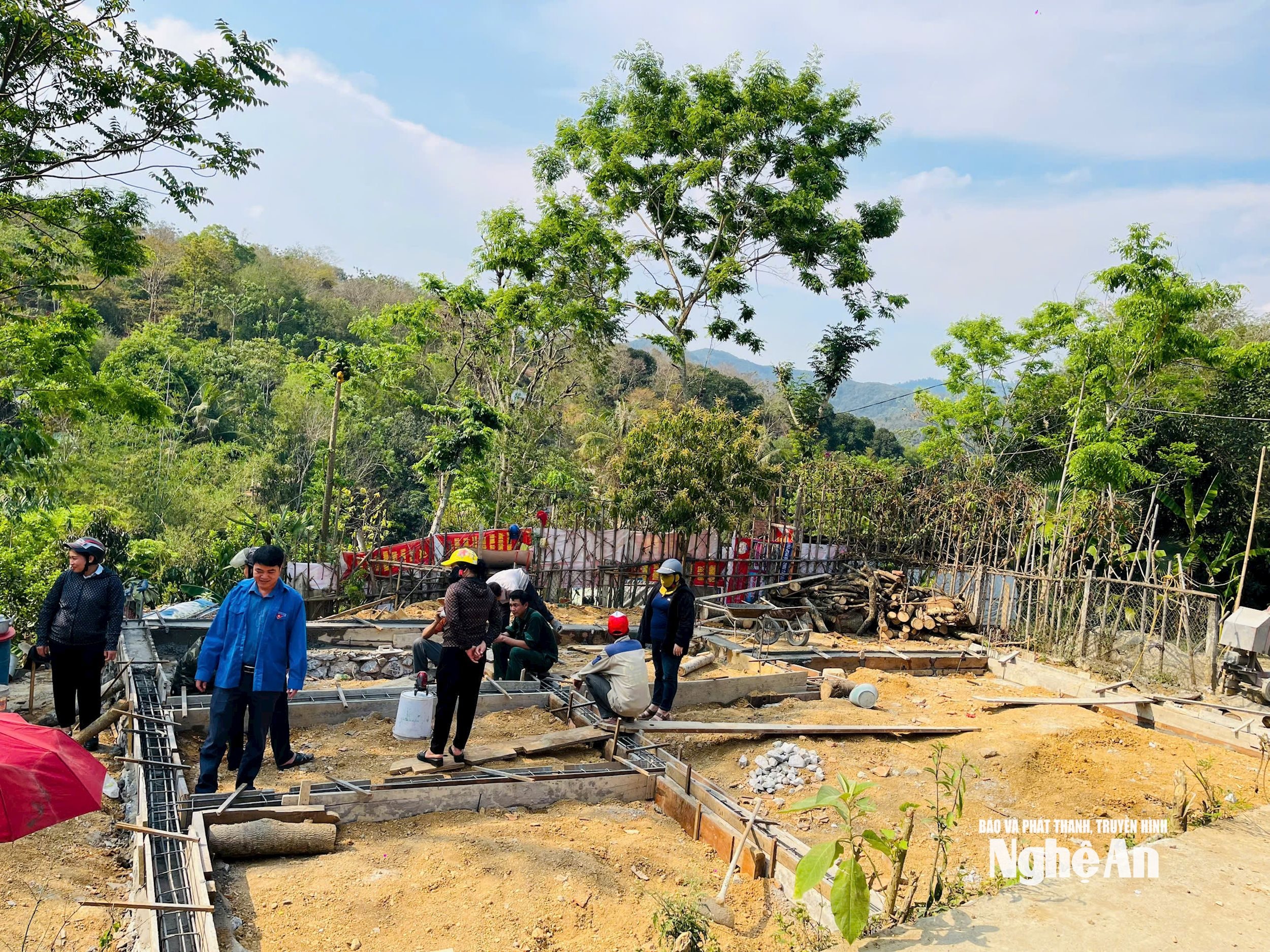 Multe case noi sunt construite prin mobilizarea resurselor combinate.