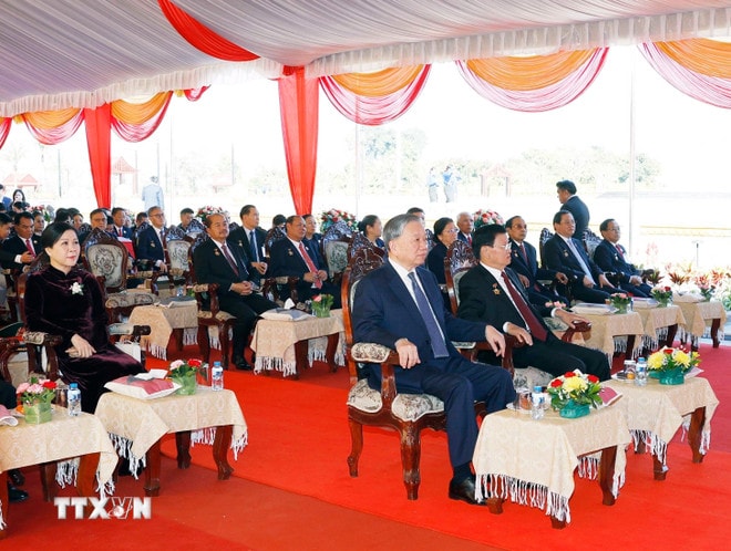ttxvn-tong-bi-thu-to-lam-cung-tong-bi-thu-chu-tich-nuoc-lao-thongloun-sisoulith-du-khanh-thanh-cong-vien-huu-nghi-lao-viet-nam-02-5.jpg