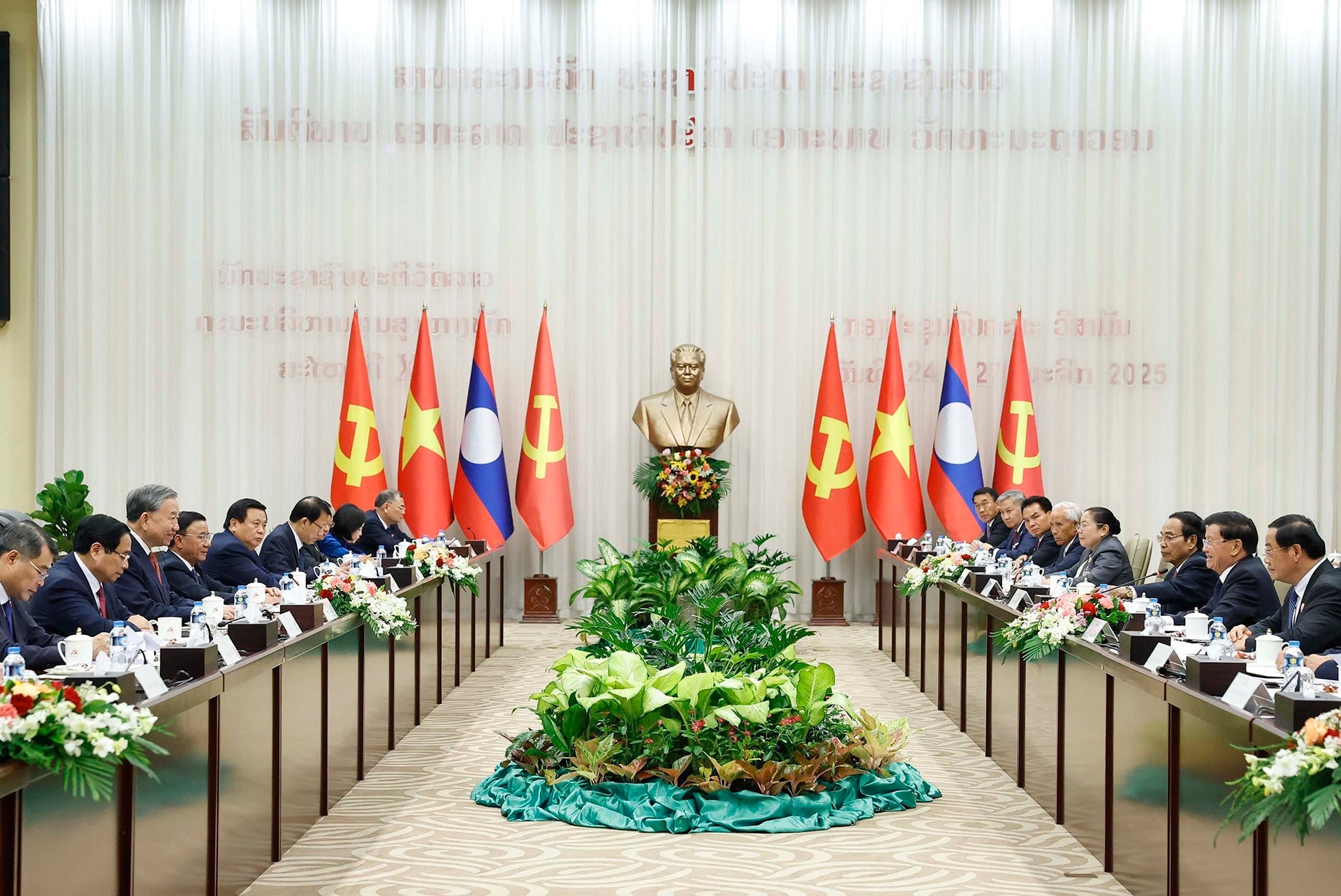 vnapotalcuocgapcapcaogiuadangcongsanvietnamvadangnhandancachmanglao8446582 1764676888133878650128.jpg