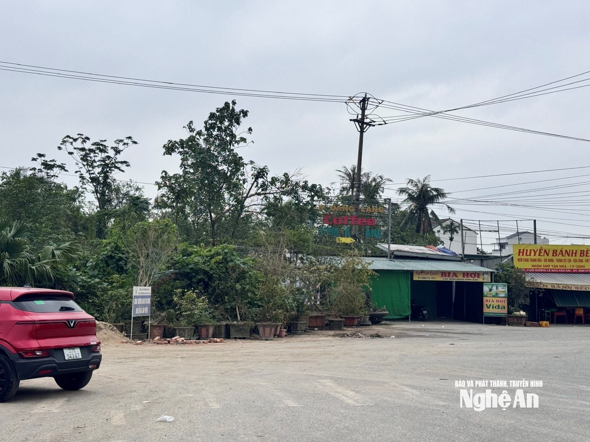 Titik akhir fasa 1 dan titik permulaan fasa 2 projek jalan lanjutan Le Mao betul-betul di belakang rumah Encik Tran Van Truong telah menunggu selama lebih daripada 15 tahun tanpa dimulakan semula. Foto oleh Nguyen Hai