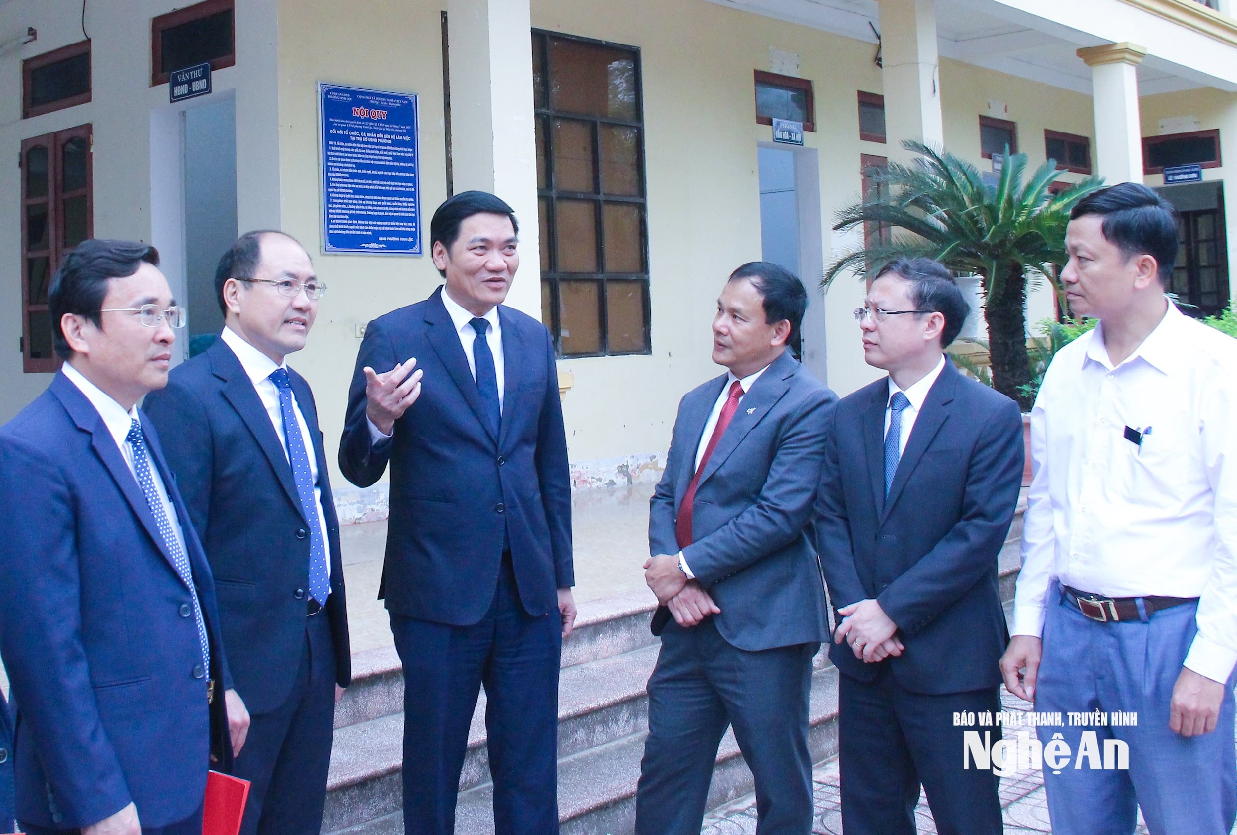  Đồng chí Hoàng Nghĩa Hiếu trao đổi với cán bộ phường Vinh Lộc