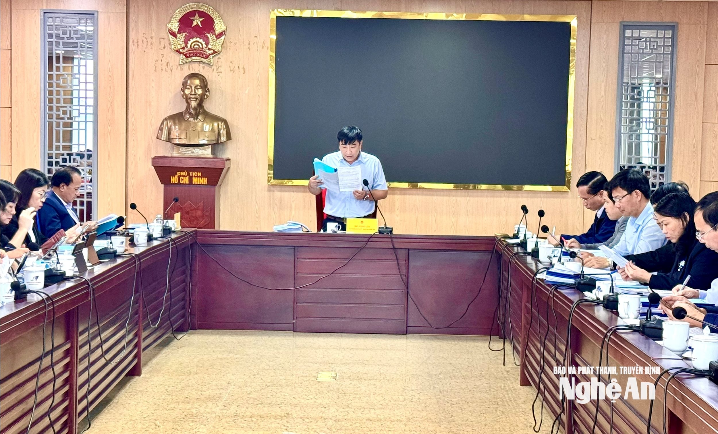 میزبان: هوانگ لان