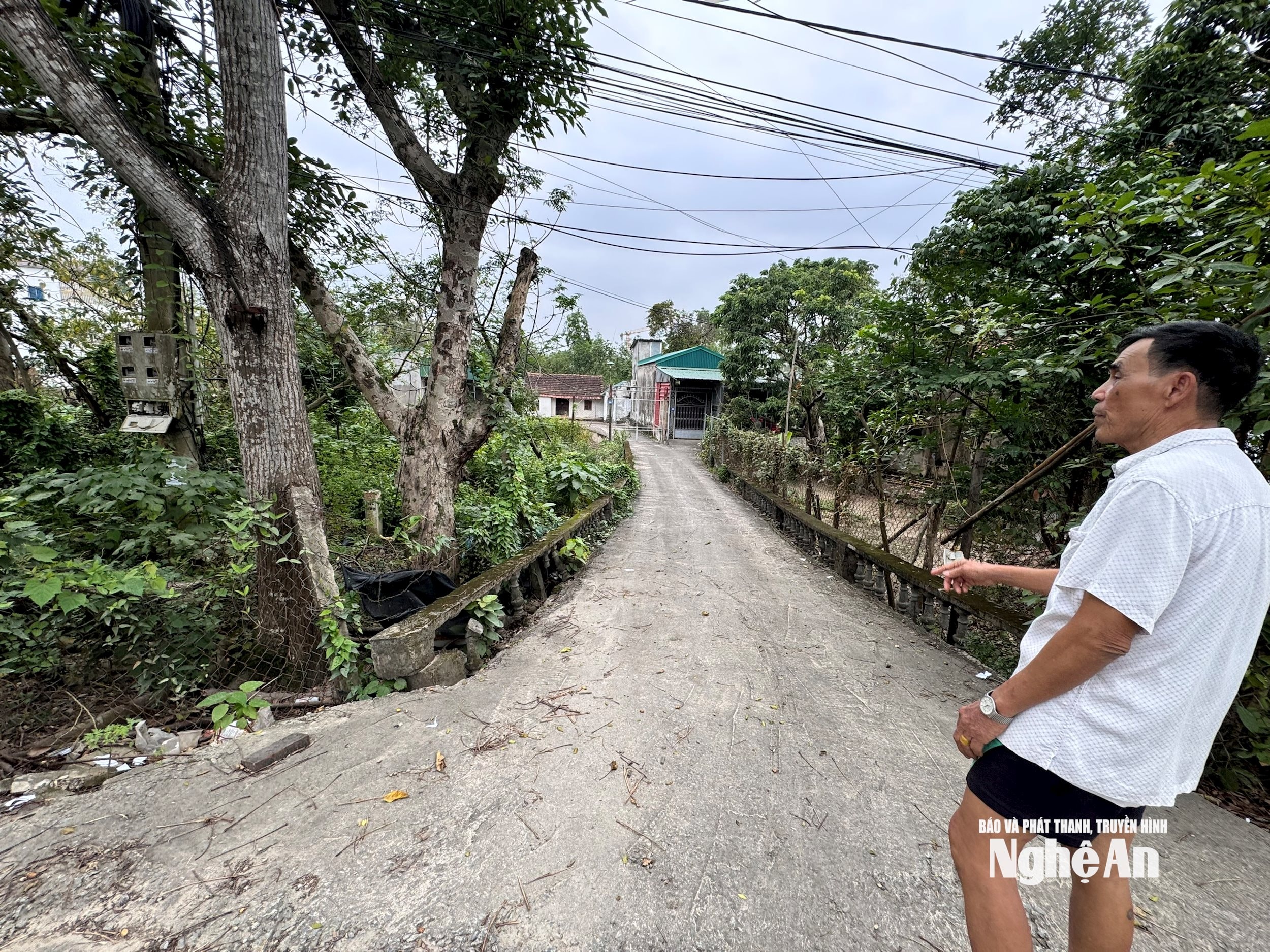 En. Vuong Dinh Phuc memperkenalkan titik akhir fasa 2 jalan lanjutan Le Mao, bersilang dengan jalan Vinh Giang dan sungai Vinh. Foto oleh Nguyen Hai