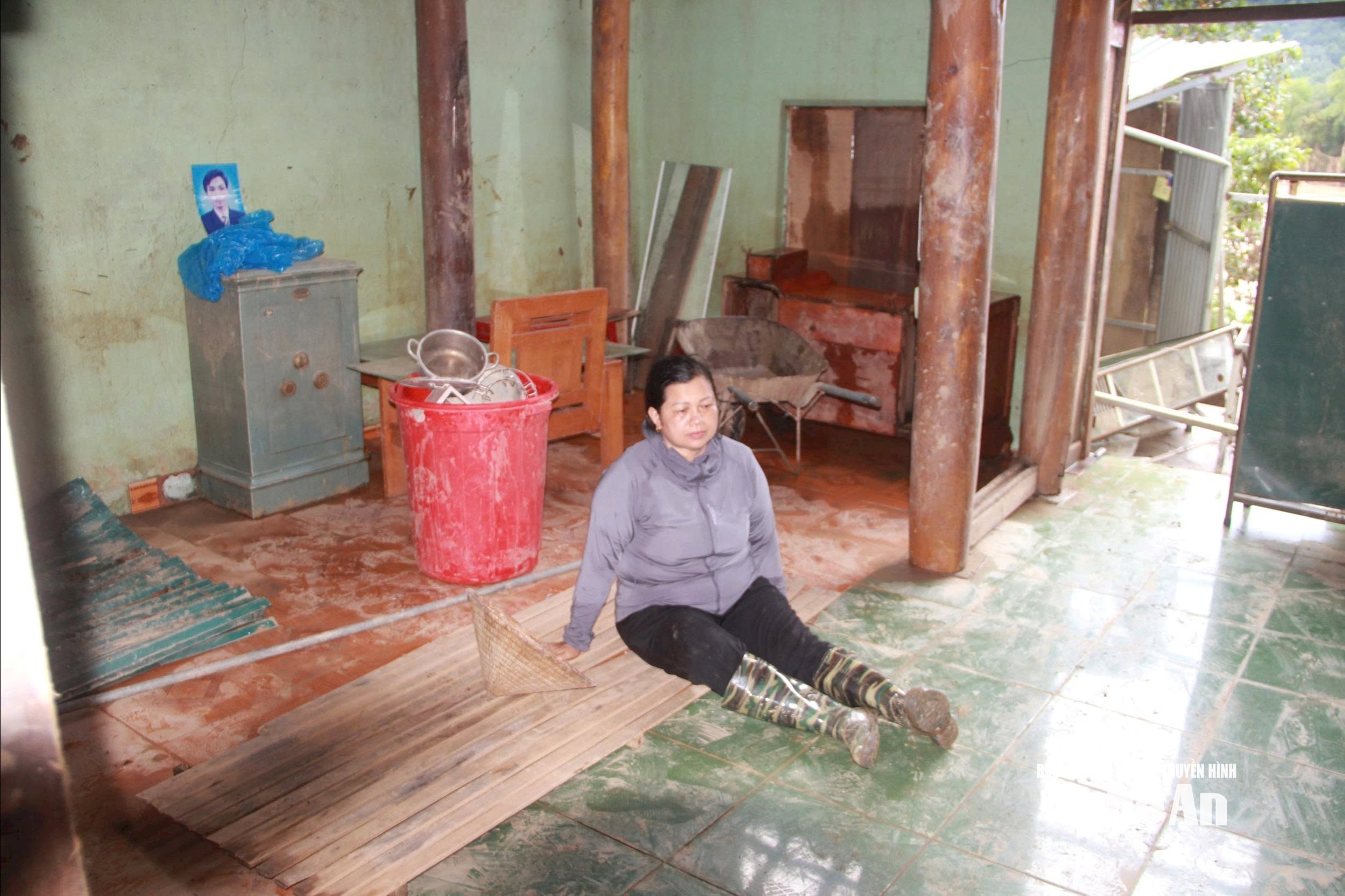 Bà Trương Thị Hiền ở khối Hòa Đông, xã Tương Dương mất hết tài sản sau trận lũ lịch sử cuối tháng 7. Ảnh Xuân hoàng