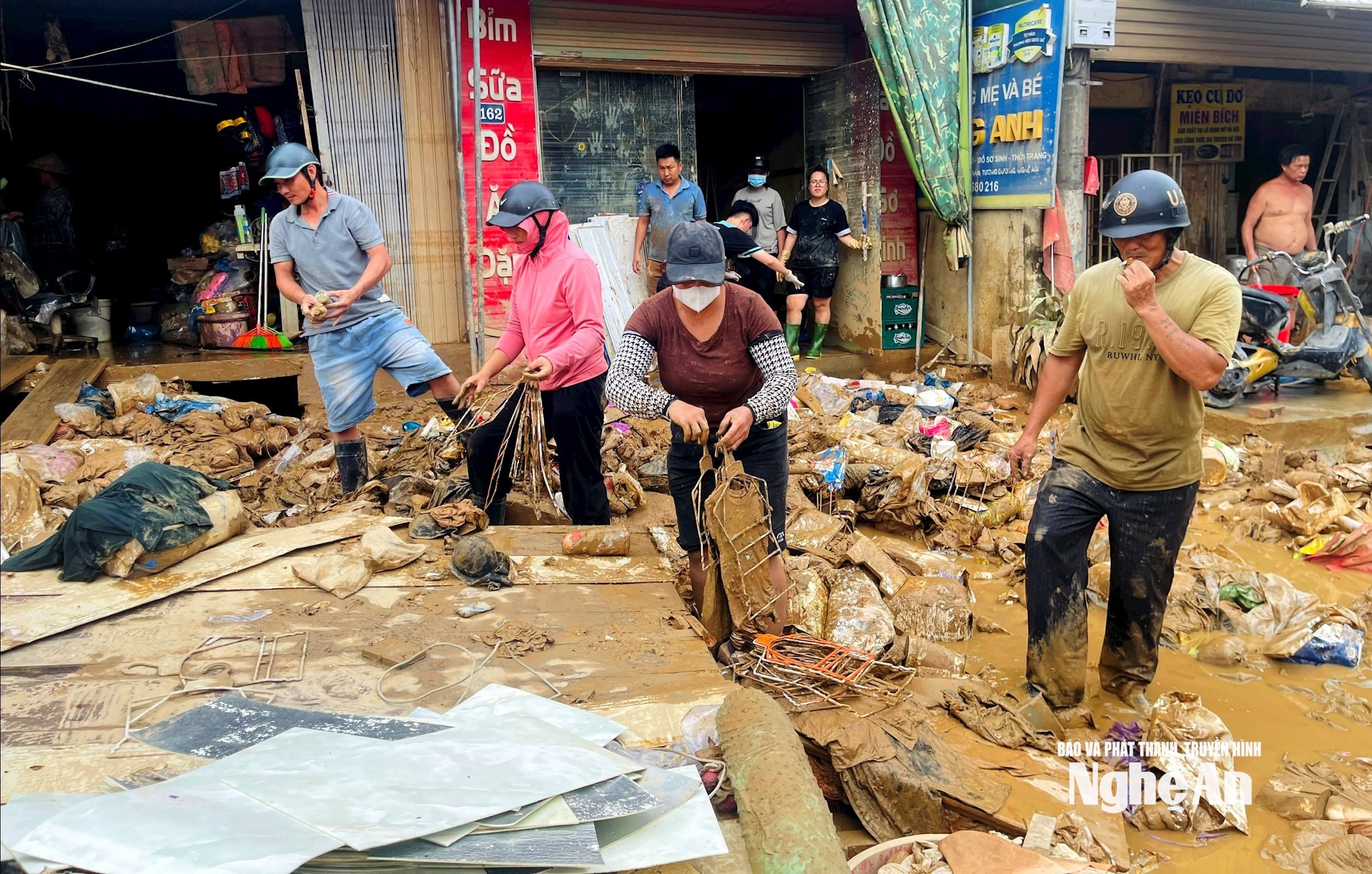 Bão số 3 gây lũ lụt tại xã Tương Dương. Ảnh Quang An
