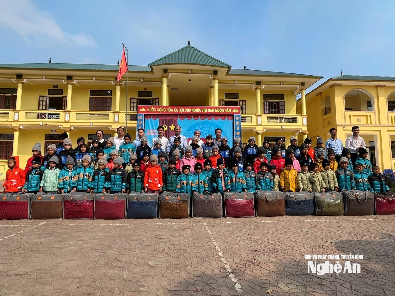Delegáti předali teplé oblečení žákům základní školy Chau Thai.