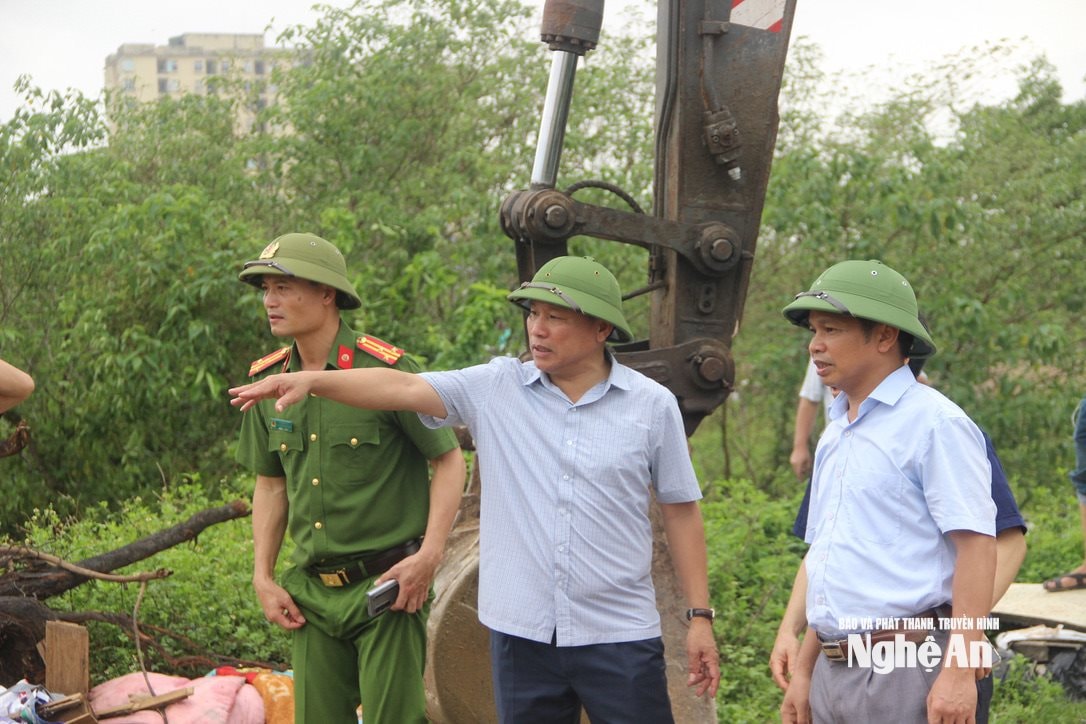 Đồng chí Hoàng Phú Hiền - Phó Chủ tịch UBND tỉnh Nghệ An chỉ đạo các lực lượng cứu đê sông Vinh. Ảnh: Quang An