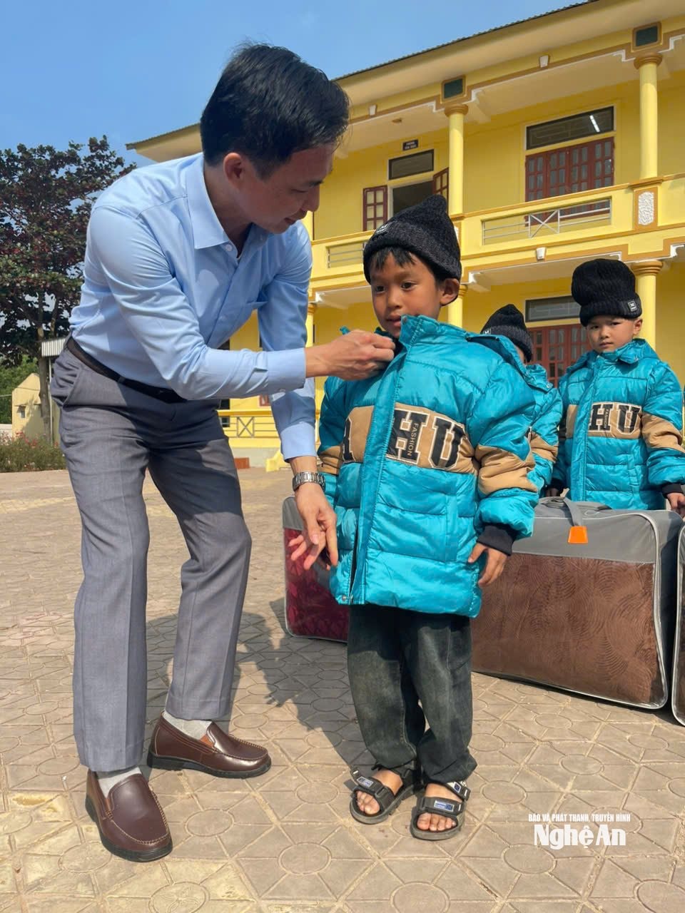 Vedoucí představitelé Provinčního dětského fondu předali studentům teplé oblečení.