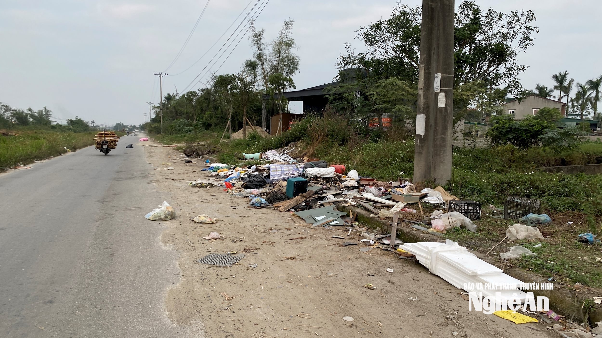 Cùng chung nỗi bức xúc, chị Nguyễn Thị Nhung (30 tuổi, phường Vinh Hưng) chia sẻ: “Dự án lâu nay giậm chân tại chỗ khiến nhiều phần đất đã giải phóng mặt bằng trở nên hoang hóa, cỏ dại mọc um tùm, rác thải tràn ngập dọc tuyến đường gây ô nhiễm, mất an toàn giao thông”. Ảnh: Vĩnh Hoàng
