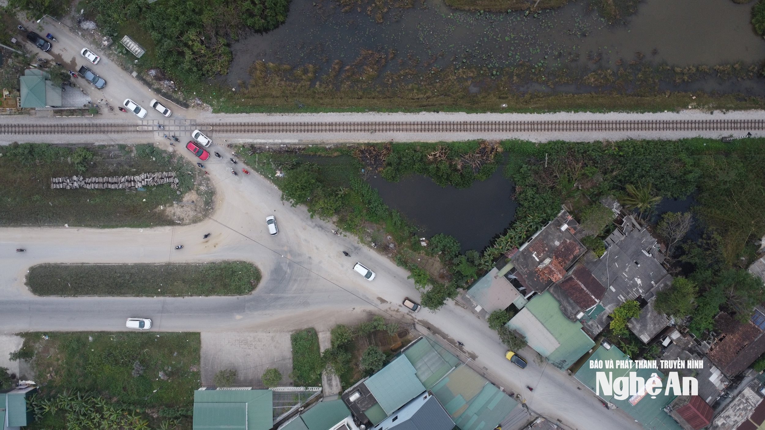 Thường xuyên di chuyển qua khu vực này, anh Nguyễn Hoàng Giang (32 tuổi, phường Vinh Hưng) cho biết: “Giờ cao điểm, lượng phương tiện từ các khu công nghiệp đổ về trung tâm thành phố rất lớn, trong khi chỉ có vài trục đường chính gánh lưu lượng nên thường xảy ra ùn ứ. Quốc lộ 1A và đường Nguyễn Trường Tộ vốn đã đông, đặc biệt là xe tải, nên nhiều người buộc phải lựa chọn tuyến đường này để tránh kẹt xe. Tuy nhiên, do tuyến chưa hoàn thiện, họ phải lách vào các ngõ để hướng vào trung tâm. Đồng th