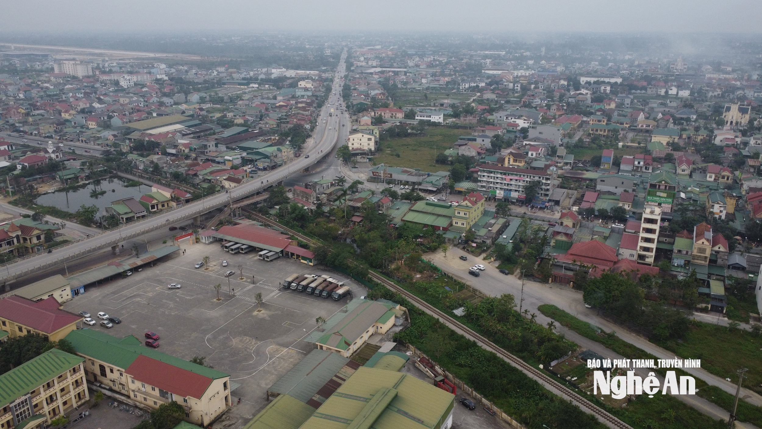 Đoạn cuối của tuyến đường giao Quốc lộ 1A vẫn còn vướng mắc trong công tác giải phóng mặt bằng. Ảnh: Vĩnh Hoàng