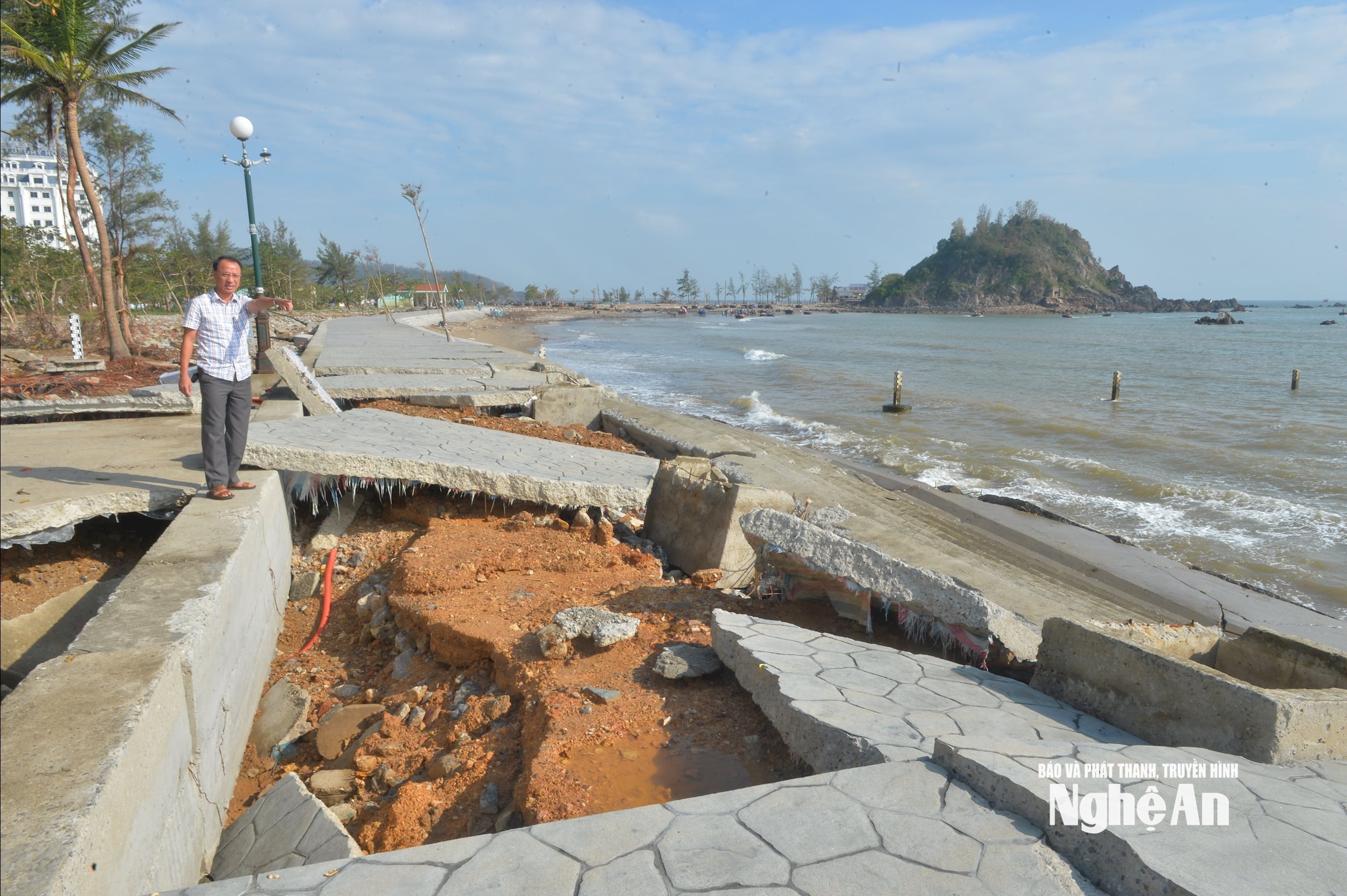 Tuyến kè tại phường Cửa Lò bị sóng đánh hỏng nặng sau bão số 5. Ảnh Văn Trường