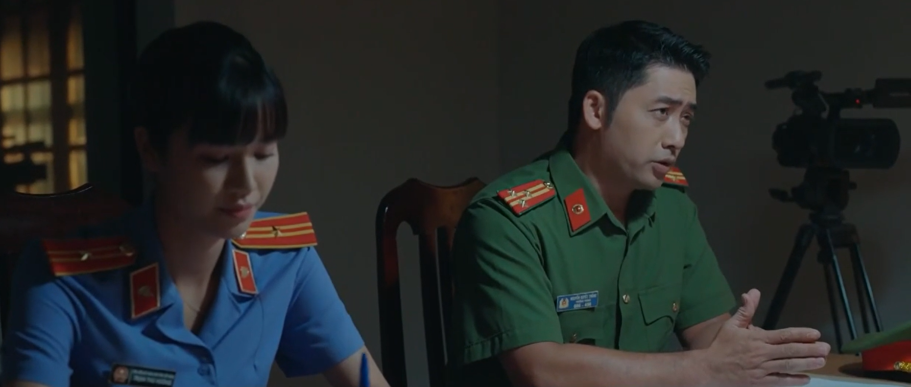 Lằn ranh - Tập 23: Ông Sách buông tay Khắc trong cuộc đua giành ghế Giám đốc Sở?- Ảnh 2.