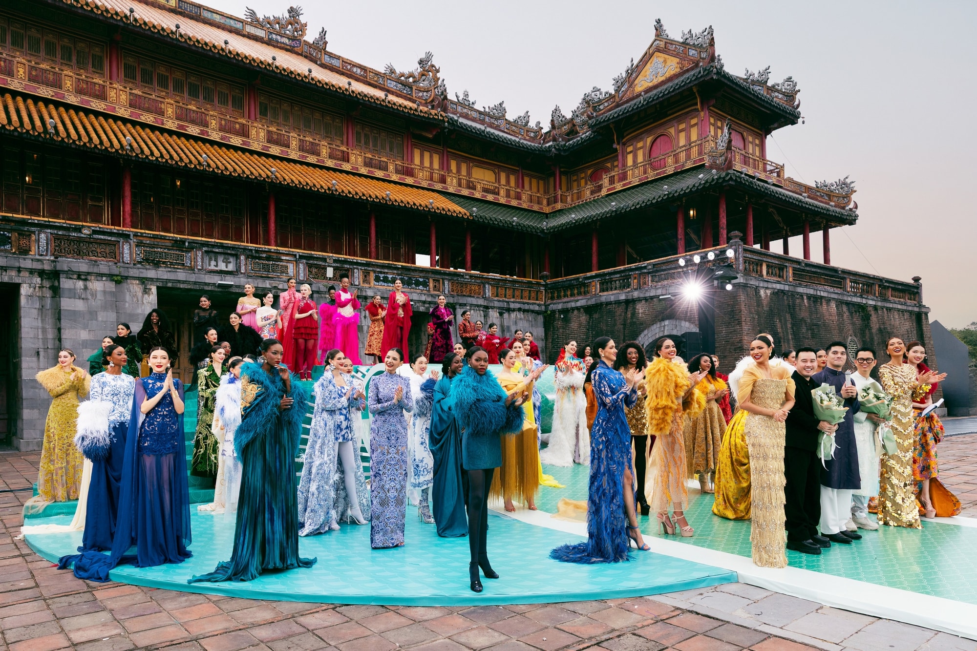 Toàn ảnh sân khấu trình diễn cực đặc biệt của Hello Cosmo năm nay