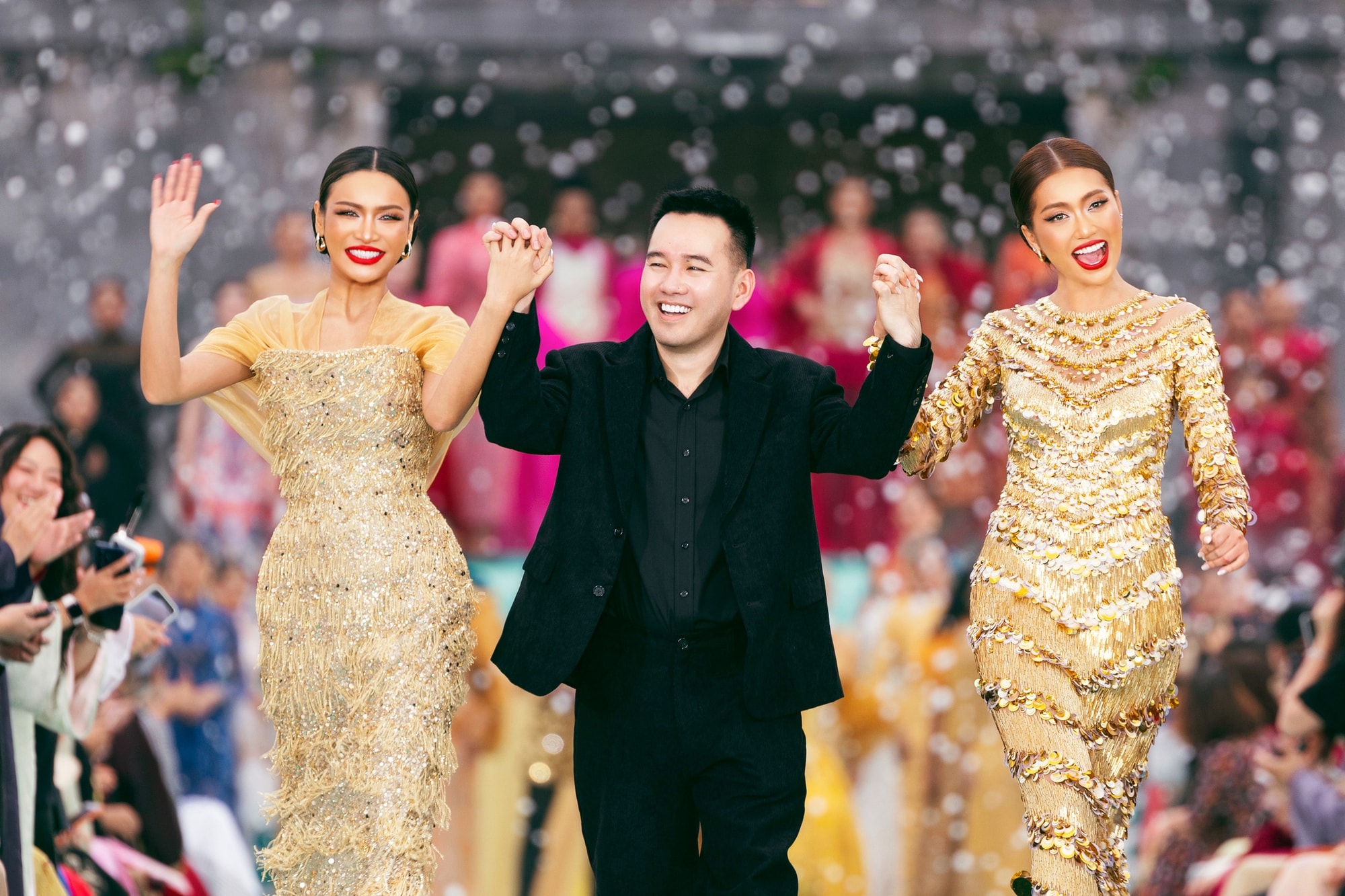 NTK LÊ Thanh Hoà và 2 nàng hậu kết show