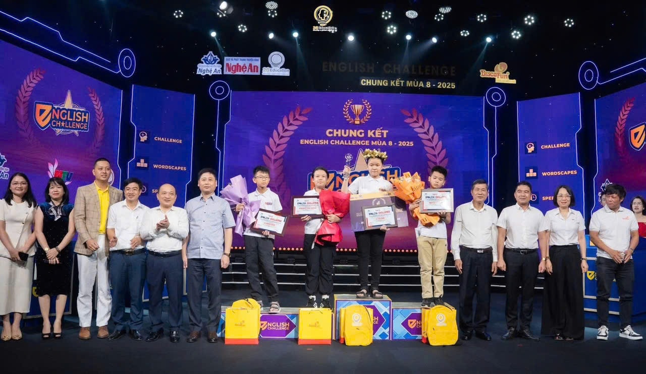 ban to chuc mua 8 ben quan quan