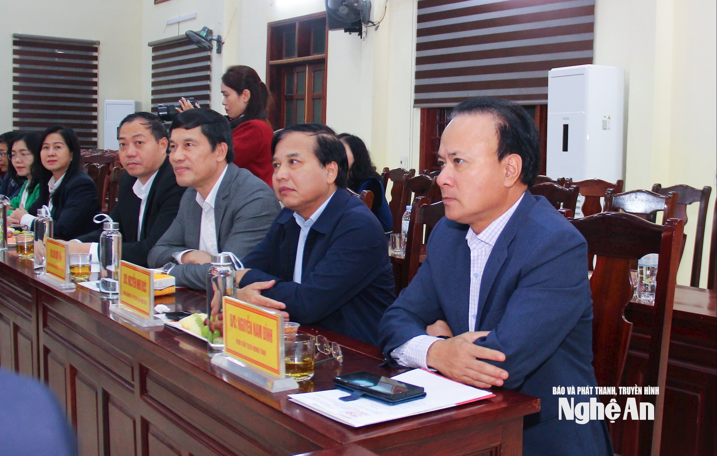  Các đồng chí Thường trực HĐND tỉnh tham gia cuộc khảo sát. Ảnh Mai Hoa