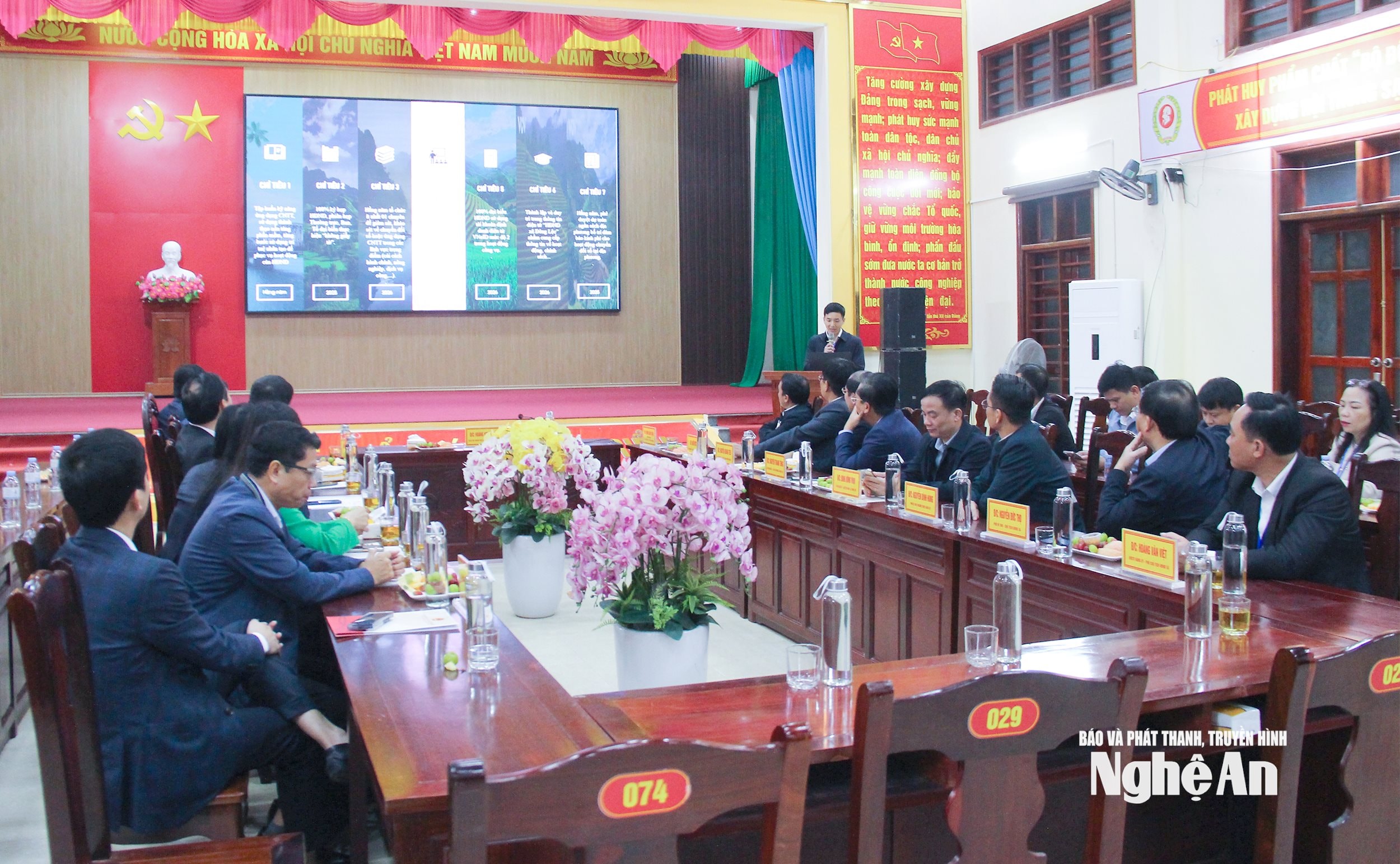  Cán bộ Văn phòng HĐND, UBND xã Đông Lộc báo cáo kết quả thực hiện chuyển đổi số trong hoạt động của HĐND xã. Ảnh- Mai Hoa