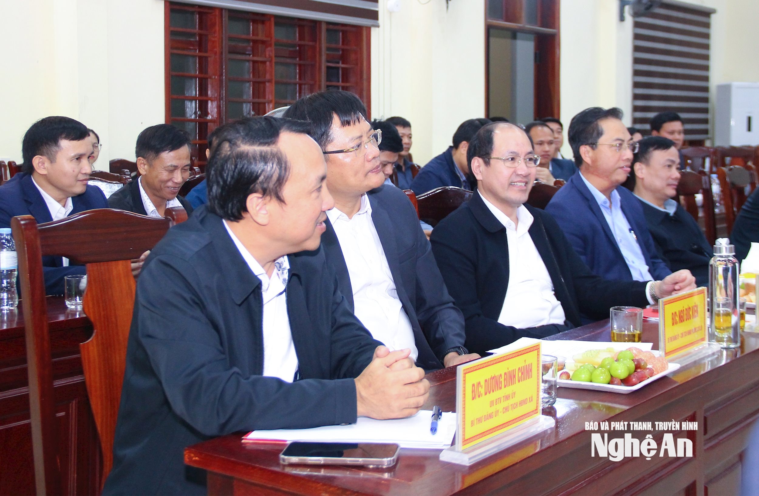  Lãnh đạo các xã, phường tham gia cuộc làmvieejc 