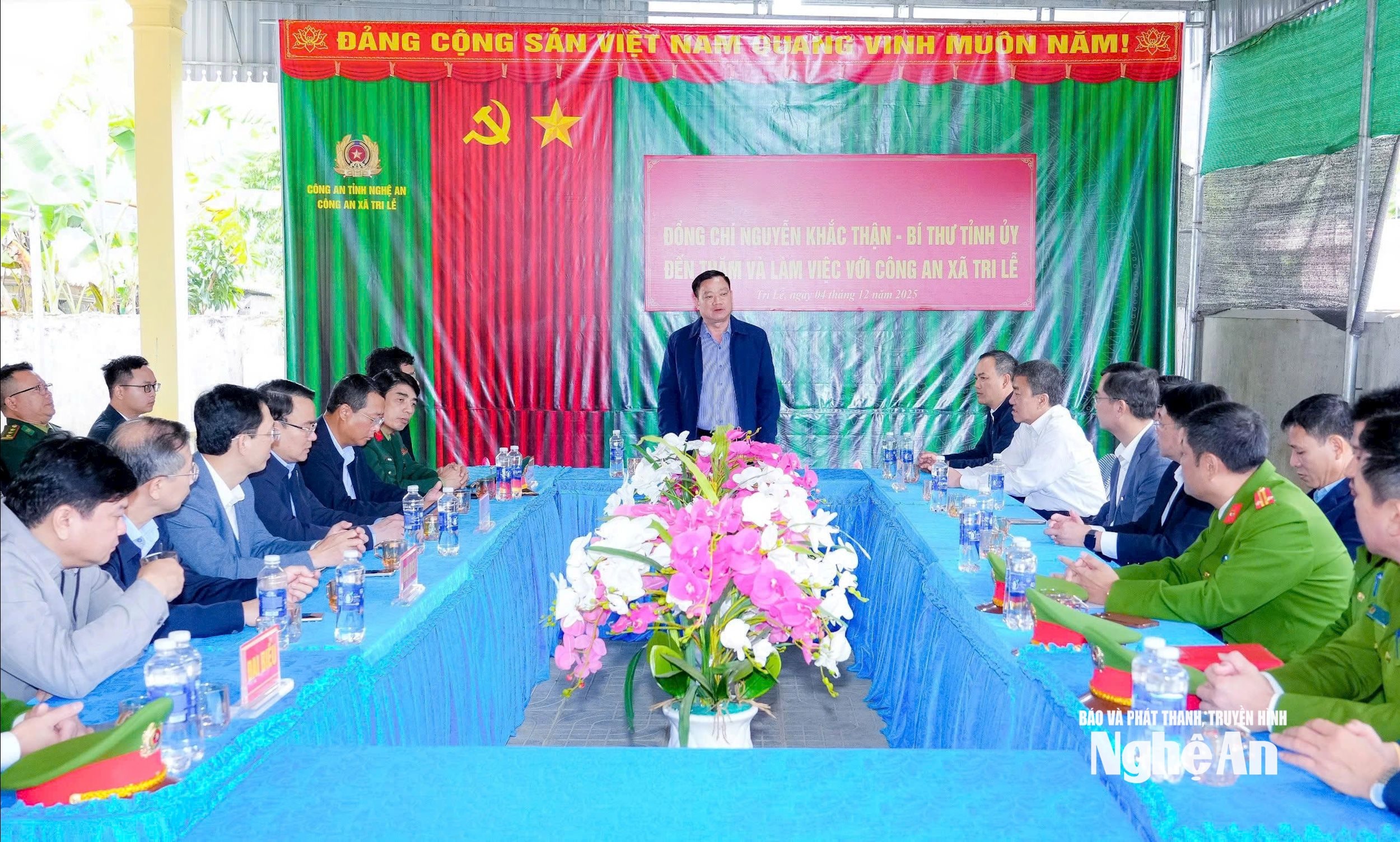 Bí thư Tỉnh uỷ Nguyễn Khắc Thận đã đến thăm, động viên cán bộ, chiến sĩ Công an xã Tri Lễ. Ảnh: Phạm Bằng