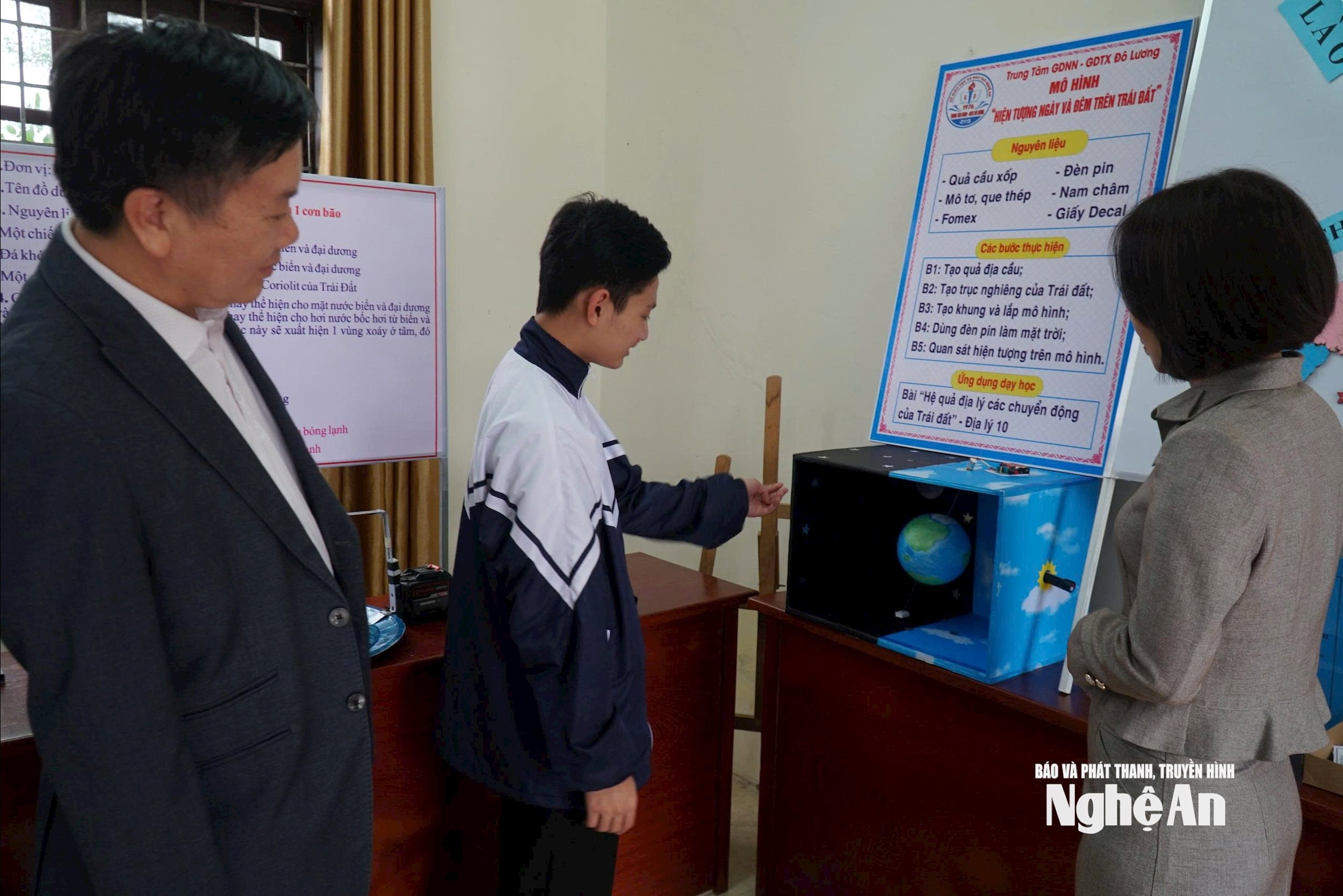 Ban tổ chức nghe giới thiệu về cac mô hình dạy học. Ảnh - Mỹ Hà